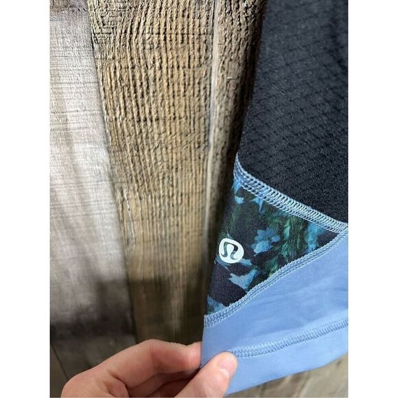 LULULEMON BLUE PATTERNED MESH CROP LEGGINGS SZ 4 - Picture 3 of 4